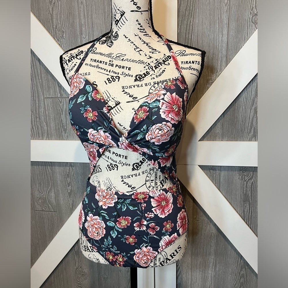 D09.1. Shade & Shore Grey Floral Open Abdomen One Piece 36D